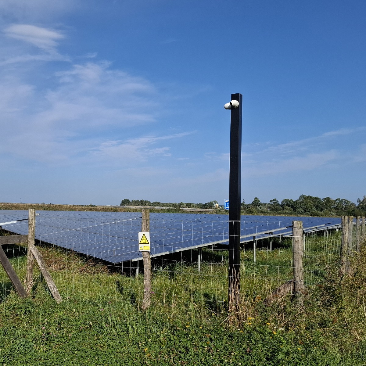 vierkante zwarte mast zonnepark